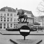 128504 Afbeelding van een éénrichtingsverkeersbord op het Janskerkhof te Utrecht, met op de achtergrond het standbeeld ...